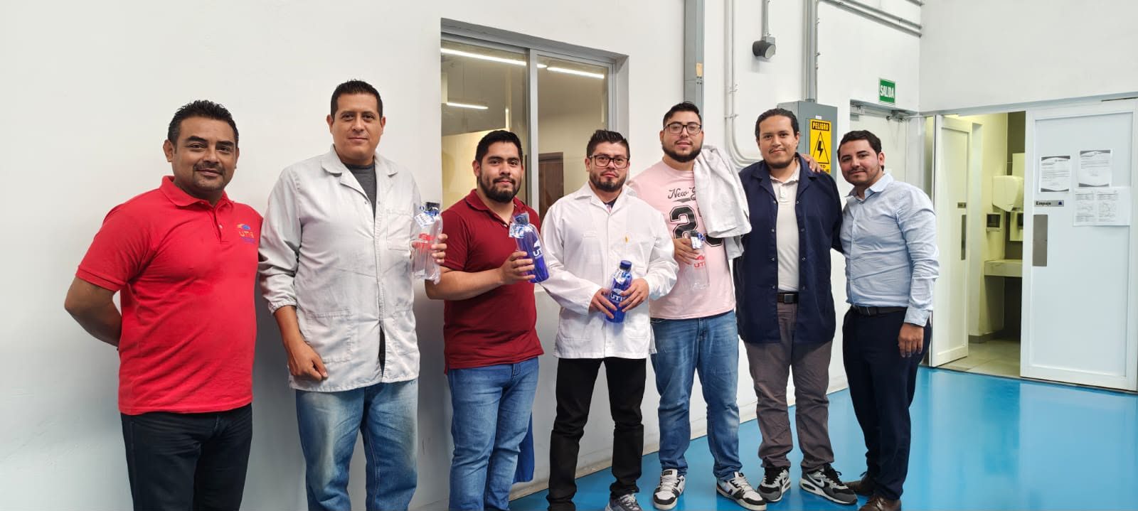 Grupo de agremiados de UTIS con su detalle del Día del Padre